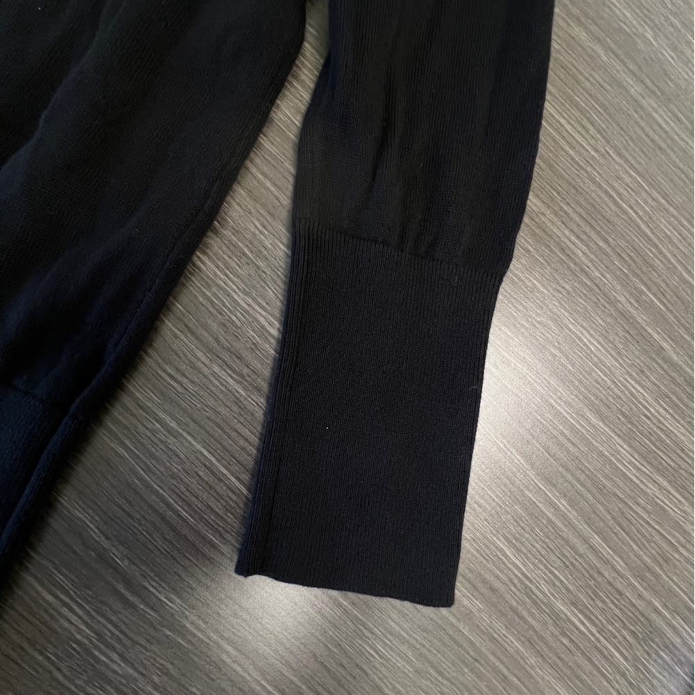TOMMY HILFIGER NWT Navy blue light sweater. V neck. Polka dot tie at neck. - Picture 9 of 14